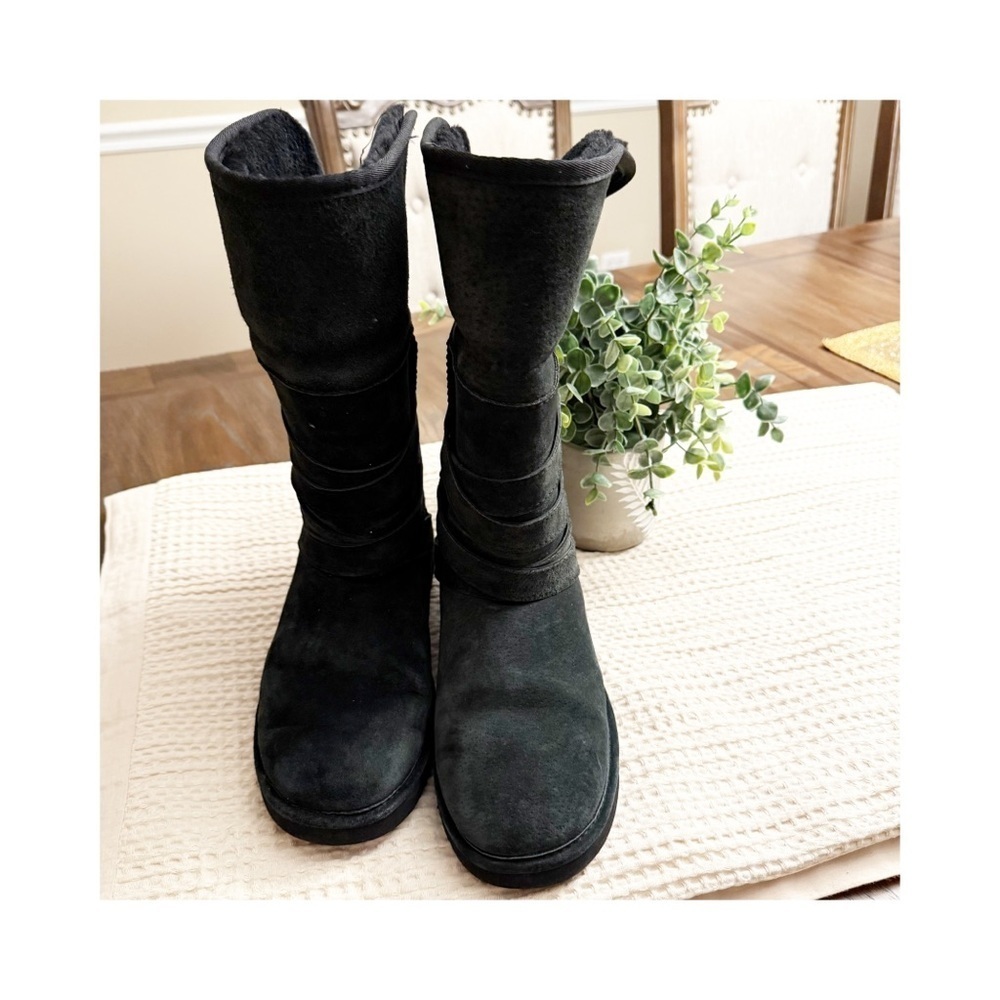 LAMO EUC LIBERTY 12” 100 PERCENT SHEEPSKIN BOOTS WITH STRAPS 9